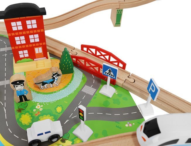 Tren Electric din Lemn Woody Train idealStore, 88 Elemente, Pista, Tren de Marfa si Pasageri, Masinuta, Copaci, Indicatoare Rutiere, Caine Politist, Figurine Persoane, Macara, Elemente Conectate prin Magneti