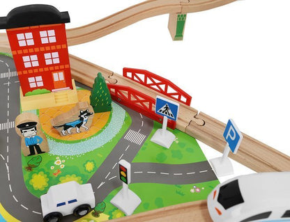 Tren Electric din Lemn Woody Train idealStore, 88 Elemente, Pista, Tren de Marfa si Pasageri, Masinuta, Copaci, Indicatoare Rutiere, Caine Politist, Figurine Persoane, Macara, Elemente Conectate prin Magneti