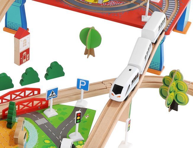 Tren Electric din Lemn Woody Train idealStore, 88 Elemente, Pista, Tren de Marfa si Pasageri, Masinuta, Copaci, Indicatoare Rutiere, Caine Politist, Figurine Persoane, Macara, Elemente Conectate prin Magneti