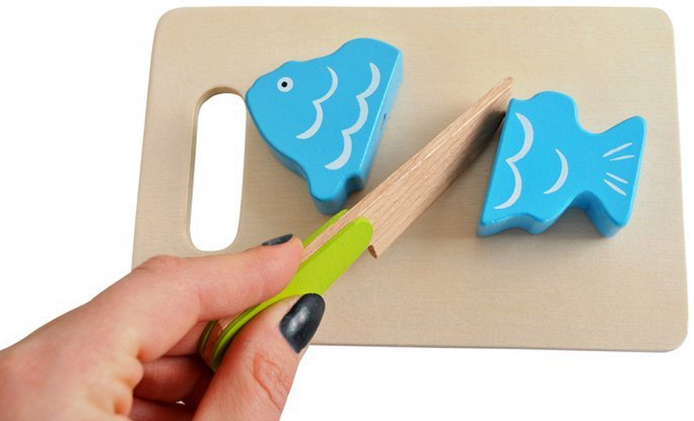 Ladita cu fructe si legume din lemn Fruit Chopping idealSTORE, Dimensiuni 23 x 26 x 6 cm Accesorizat cu diverse legume si fructe Tocator Cutite, Culori Vibrante, Prindere magnetica, Dezvolta imaginatia copilului