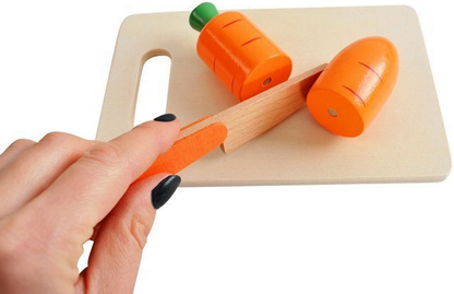 Ladita cu fructe si legume din lemn Fruit Chopping idealSTORE, Dimensiuni 23 x 26 x 6 cm Accesorizat cu diverse legume si fructe Tocator Cutite, Culori Vibrante, Prindere magnetica, Dezvolta imaginatia copilului