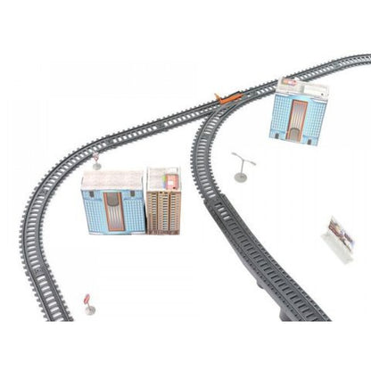 Circuit electric TRAIN TOY IdealStore- Dimnsiune 9 m Include 5 cladiri, pod cu tuneluri, 43 piese cale ferata, 19 accesorii, locomotiva si 4 vagoane pentru calatori, Jucaria stimuleaza imaginatia si face copilul creativ
