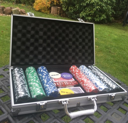 Set de Poker Complex cu 300 de jetoane idealSTORE, Vegas Master Lux, Include 2 seturi de carti, 5 zaruri, Echipat cu servieta de aluminiu cu dimensiunile 39x7x27 cm