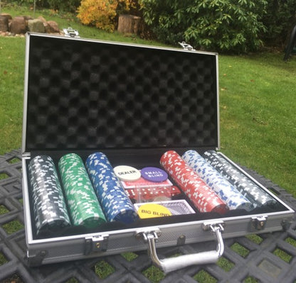 Set de Poker Complex cu 300 de jetoane idealSTORE, Vegas Master Lux, Include 2 seturi de carti, 5 zaruri, Echipat cu servieta de aluminiu cu dimensiunile 39x7x27 cm