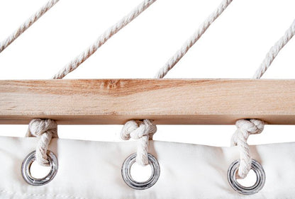 Hamac de Gradina Chicago idealSTORE, Dimensiuni 200 x 150 cm, Realizat din Tesatura din Bumbac, Include 2 Perne, Traverse din Lemn, Sarcina Maxima 150 Kg, Ideal pentru Gradina, Terasa sau Camera, Culoare ALB