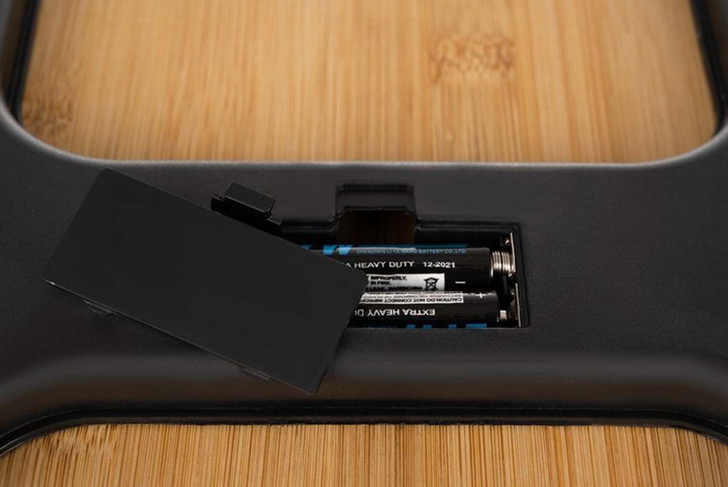 Cantar Digital din lemn idealSTORE, Dimensiuni 28 x 28 x cm, Confectionat din bambus, Ecran LED, Picior antiderapant, Sarcina maxima 180 kg