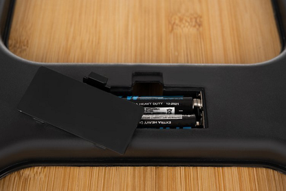 Cantar Digital din lemn idealSTORE, Dimensiuni 28 x 28 x cm, Confectionat din bambus, Ecran LED, Picior antiderapant, Sarcina maxima 180 kg