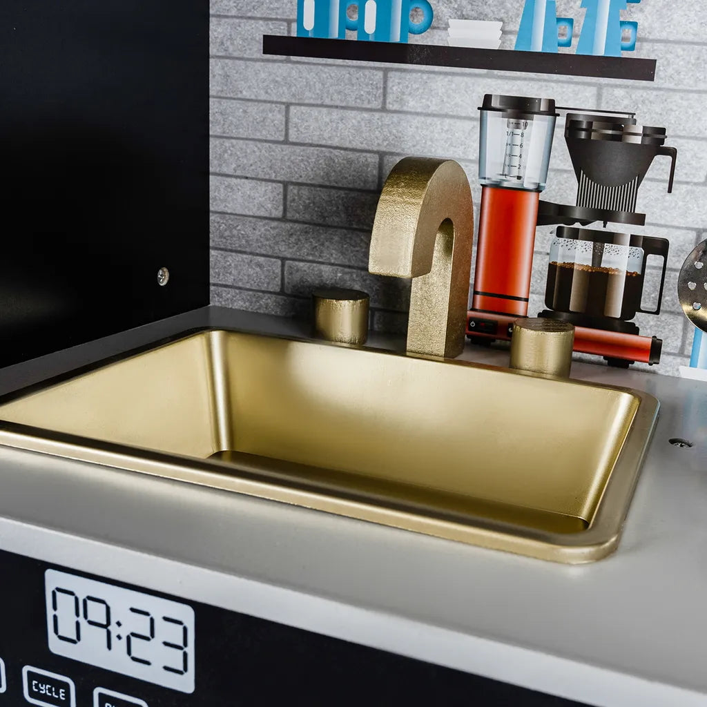 Bucatarie de lemn Kitchen Master, Echipata cu frigider, Telefon, Cuptor cu microunde, Chiuveta, Masina de spalat, Material de inalta calitate, Dotata cu o lampa functionala si cu o multitudine de ustensile, Negru