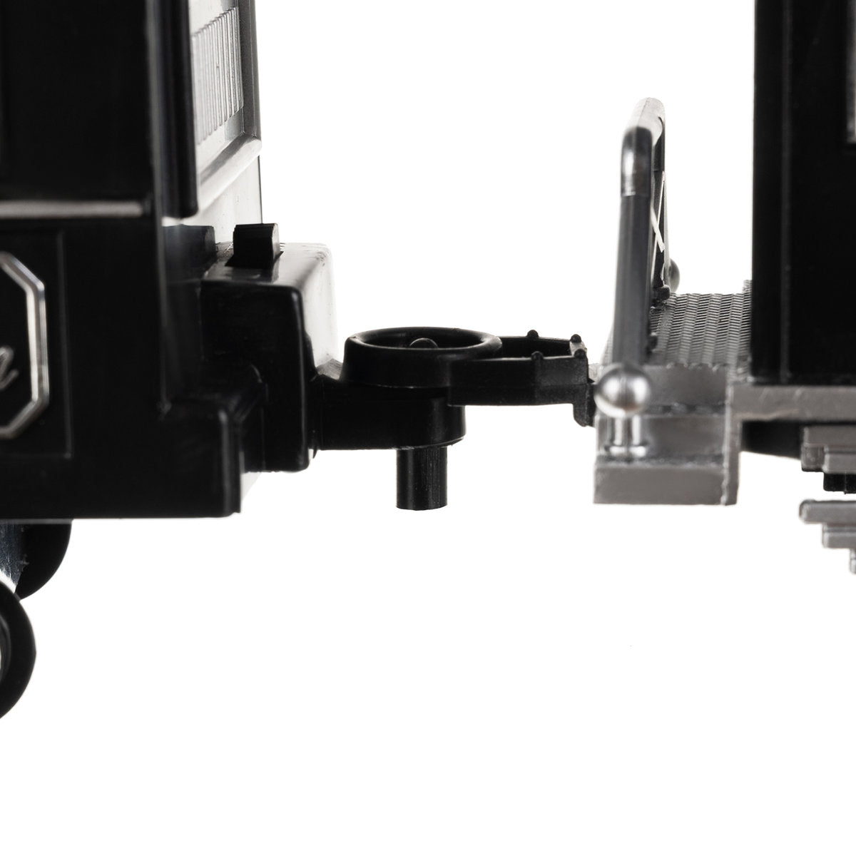 Circuit electric Tren IdealSTORE Classical Rail, Include Locomotiva, 3 vagoane de marfa 39 de elemente de traseu, Accesorizat cu lumini, Sunete si Efecte de Abur, Astfel dezvoltand imaginatia si abilitatile practice ale copiilor