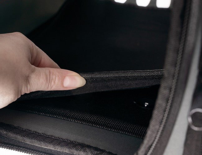 Geanta Transport Animale Viktoria Luxury idealSTORE, Dimensiuni 43 x 32 x 27, Include maner si curea de umar, Material spuma EVA, Ventilat, Sarcina maxima 6 Kg