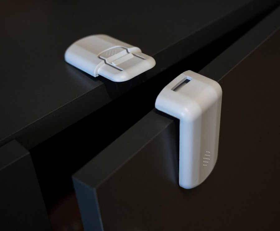 Siguranta Universala Dulap Copii idealSTORE, Dimensiuni 7,5 x 4 cm, Include 4 bucati la Set, Usor de Montat si Curatat, Ajuta la Protejarea Copilului Dumneavoastra, Culoare Alb