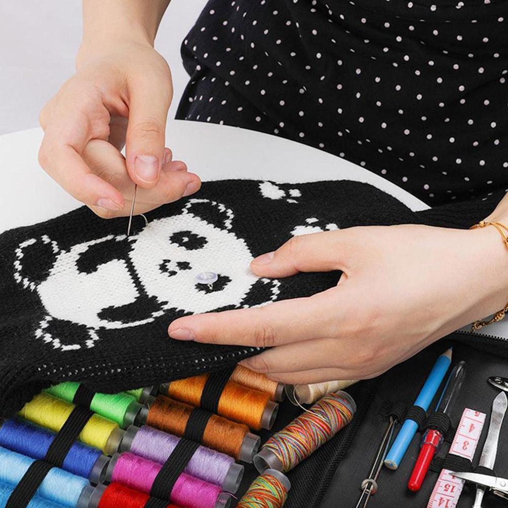 Kit de Cusut Master Little Tailor idealSTORE, Include 129 de Accesorii pentru Cusut, Ace, Papiote, Foarfece, Degetar, Banda de Masurare, Lupa, Nasturi, Dimensiune 17,5 x 12 x 3 cm, Negru