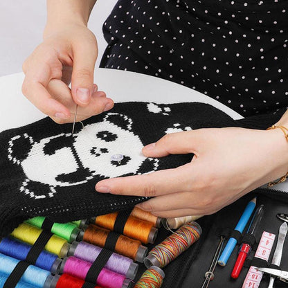 Kit de Cusut Master Little Tailor idealSTORE, Include 129 de Accesorii pentru Cusut, Ace, Papiote, Foarfece, Degetar, Banda de Masurare, Lupa, Nasturi, Dimensiune 17,5 x 12 x 3 cm, Negru