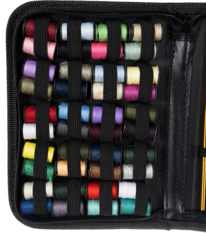 Kit de Cusut Master Little Tailor idealSTORE, Include 129 de Accesorii pentru Cusut, Ace, Papiote, Foarfece, Degetar, Banda de Masurare, Lupa, Nasturi, Dimensiune 17,5 x 12 x 3 cm, Negru