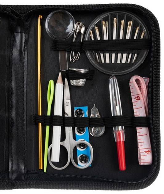 Kit de Cusut Master Little Tailor idealSTORE, Include 129 de Accesorii pentru Cusut, Ace, Papiote, Foarfece, Degetar, Banda de Masurare, Lupa, Nasturi, Dimensiune 17,5 x 12 x 3 cm, Negru