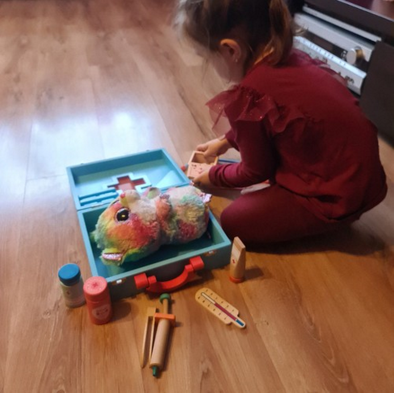 Trusa Medicala din lemn Dentist Doctor Panda idealSTORE Include o Valiza din Lemn Natural Numeroase Accesorii Dentare, Mulaj Dentar, Termometru, Stetoscop, Oglinda, Penseta, Cleste, Dalta, Un Joc Creativ Si Distractiv