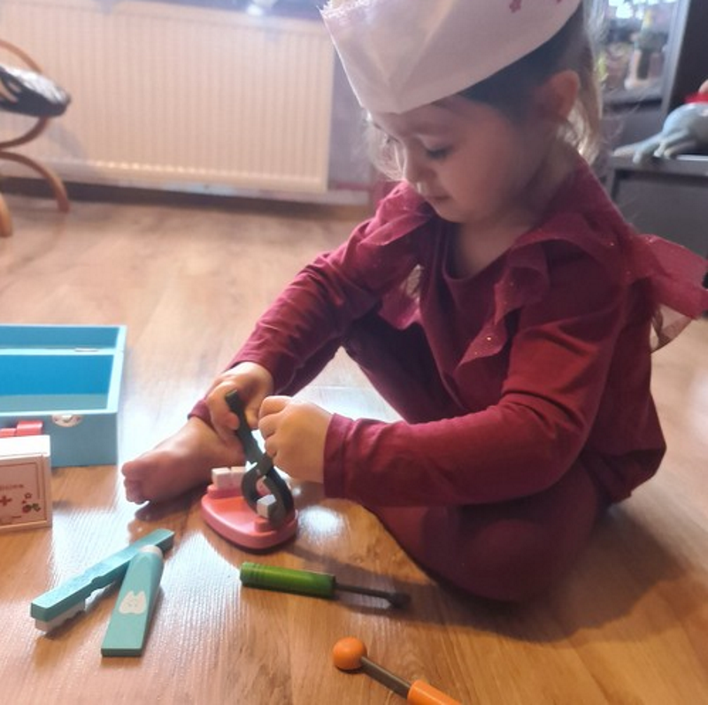 Trusa Medicala din lemn Dentist Doctor Panda idealSTORE Include o Valiza din Lemn Natural Numeroase Accesorii Dentare, Mulaj Dentar, Termometru, Stetoscop, Oglinda, Penseta, Cleste, Dalta, Un Joc Creativ Si Distractiv