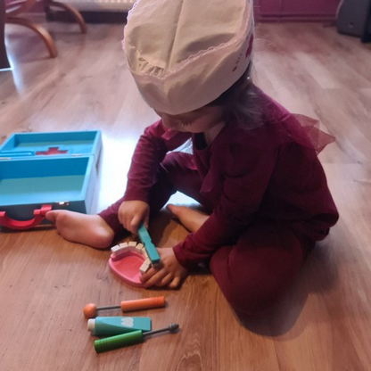 Trusa Medicala din lemn Dentist Doctor Panda idealSTORE Include o Valiza din Lemn Natural Numeroase Accesorii Dentare, Mulaj Dentar, Termometru, Stetoscop, Oglinda, Penseta, Cleste, Dalta, Un Joc Creativ Si Distractiv