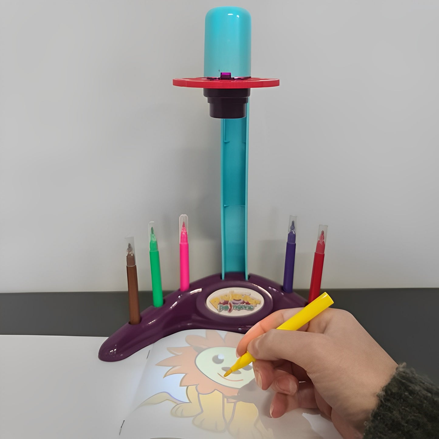 Proiector Educativ pentru Desen Drawing Book idealSTORE Include 24 de Imagini, 6 Markere, 3 Dispozitive pentru Proiector, Tampon de Pictura, Dezvolta Abilitati Manuale