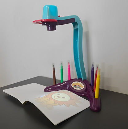 Proiector Educativ pentru Desen Drawing Book idealSTORE Include 24 de Imagini, 6 Markere, 3 Dispozitive pentru Proiector, Tampon de Pictura, Dezvolta Abilitati Manuale