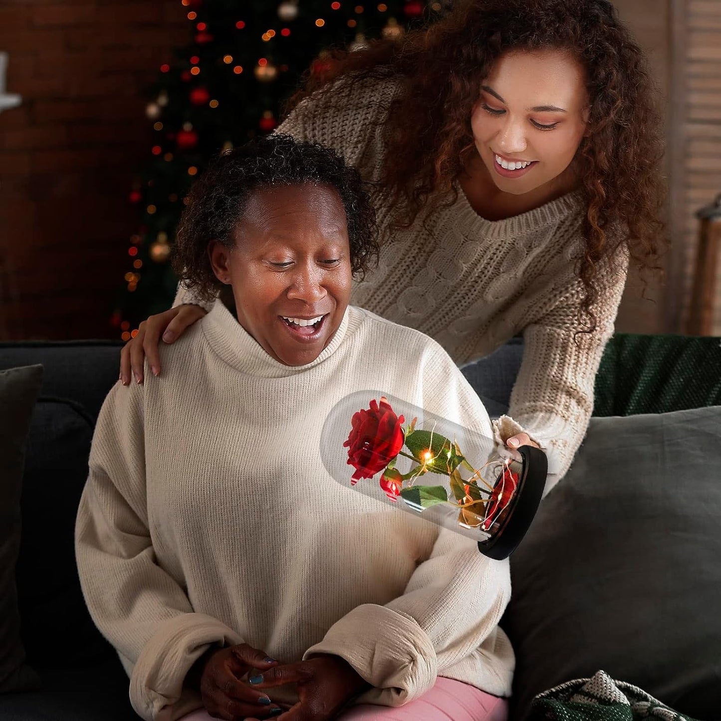 Trandafir Rosu Criogenat idealSTORE in Cupola de Sticla, Dimensiuni 22 x 11 cm, Iluminat LED, Include 100 de petale de trandafir, Cutie de Cadou, Funda, Pe blat Negru, Ideal pentru Evenimente Speciale