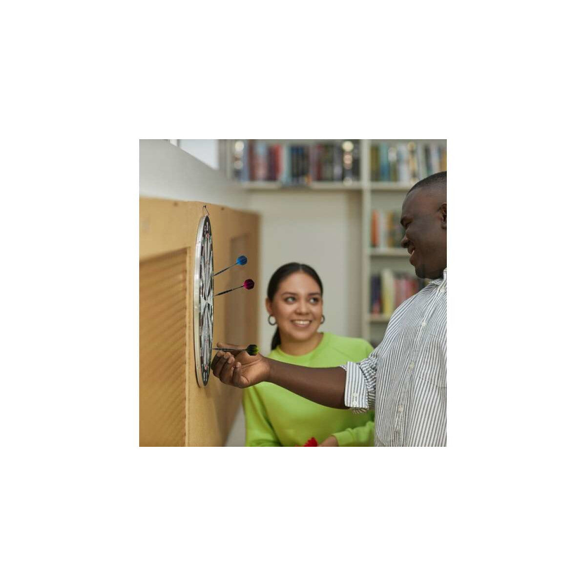 Set 12 Sageti Dart Profesionale idealSTORE, Fabricate din Material de inalta calitate, 100 Varfuri Moi, 2 Aparatoare de Zbor, 20 de Inele, Instrument Multiplu, Lungime 10 cm, Grosime 1 cm, Dezvolta Abilitati Manuale, Concentrarea