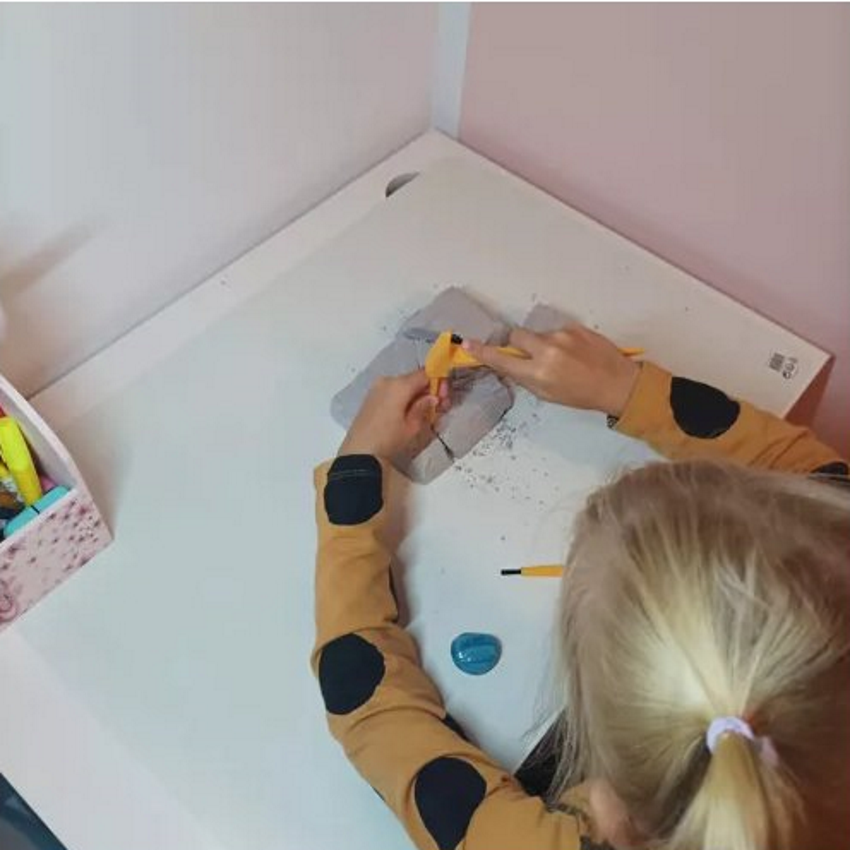 Set Arheologic idealSTORE de Sapaturi pentru Copii, Dimensiuni 16,5 x 12 x 3,2 cm, Include Roca de gips, Dalta, Ciocan, Perie de curatat, Pietre, Diamante, Dezvolta imaginatia si Precizia