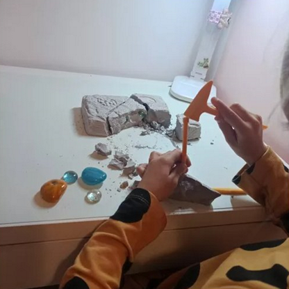 Set Arheologic idealSTORE de Sapaturi pentru Copii, Dimensiuni 16,5 x 12 x 3,2 cm, Include Roca de gips, Dalta, Ciocan, Perie de curatat, Pietre, Diamante, Dezvolta imaginatia si Precizia