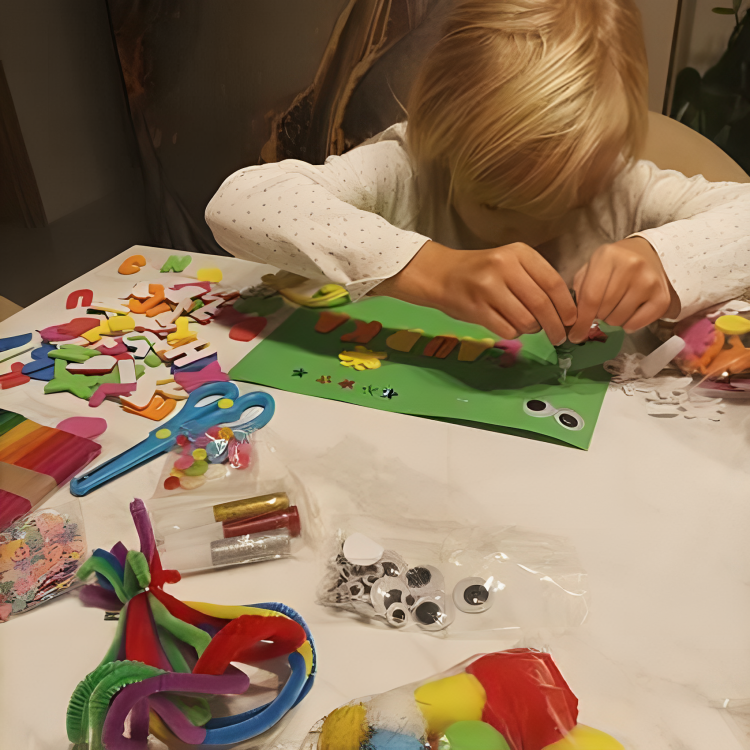 Set de Creatie idealSTORE pentru Copii, Include Felicitari, Betisoare din Lemn, Lipici cu Sclipici, Diamante autoadezive, Foarfeca, Nasturi in diverse culori, Pene Colorate, Felicitari, Ochi in miscare, Cutie depozitare cu maner