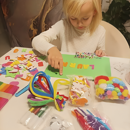 Set de Creatie idealSTORE pentru Copii, Include Felicitari, Betisoare din Lemn, Lipici cu Sclipici, Diamante autoadezive, Foarfeca, Nasturi in diverse culori, Pene Colorate, Felicitari, Ochi in miscare, Cutie depozitare cu maner