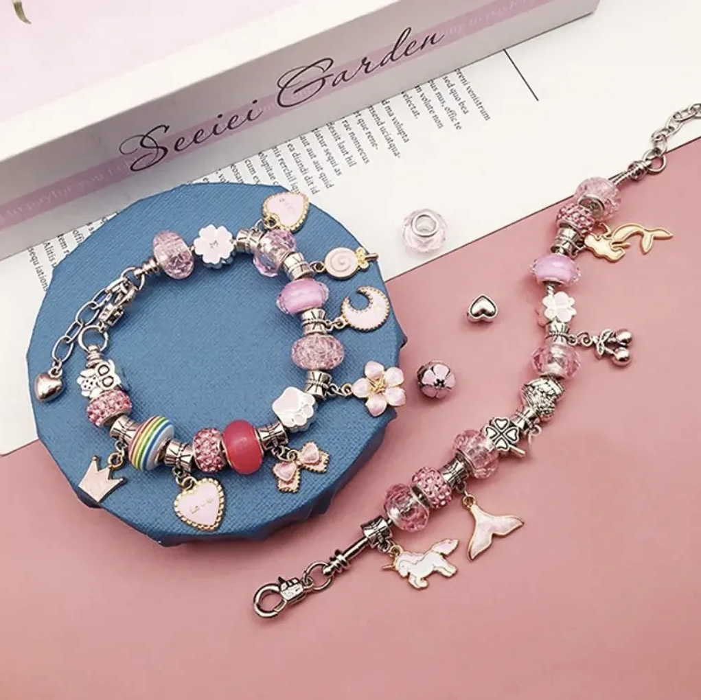 Set Creatie Bratari-Coliere Princess idealSTORE, Include 69 de Elemente, 3 Baze de Coliere, 3 Bratari, Pandative in Diferite Forme, Include o Cutie cu Fermoar pentru Depozitare, Dezvolta Abilitatile Artistice