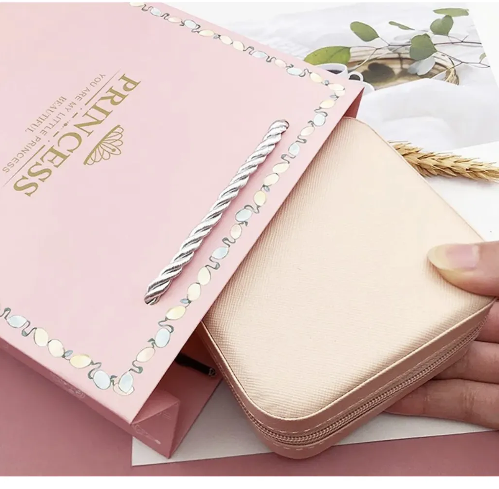 Set Creatie Bratari-Coliere Princess idealSTORE, Include 69 de Elemente, 3 Baze de Coliere, 3 Bratari, Pandative in Diferite Forme, Include o Cutie cu Fermoar pentru Depozitare, Dezvolta Abilitatile Artistice