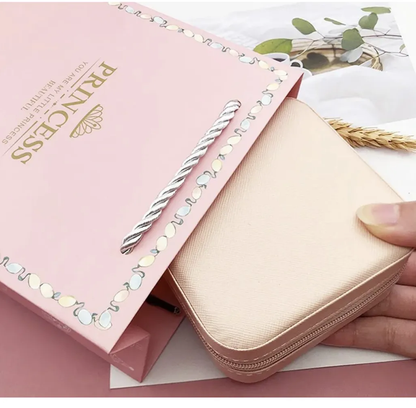 Set Creatie Bratari-Coliere Princess idealSTORE, Include 69 de Elemente, 3 Baze de Coliere, 3 Bratari, Pandative in Diferite Forme, Include o Cutie cu Fermoar pentru Depozitare, Dezvolta Abilitatile Artistice