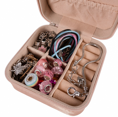 Set Creatie Bratari-Coliere Princess idealSTORE, Include 69 de Elemente, 3 Baze de Coliere, 3 Bratari, Pandative in Diferite Forme, Include o Cutie cu Fermoar pentru Depozitare, Dezvolta Abilitatile Artistice