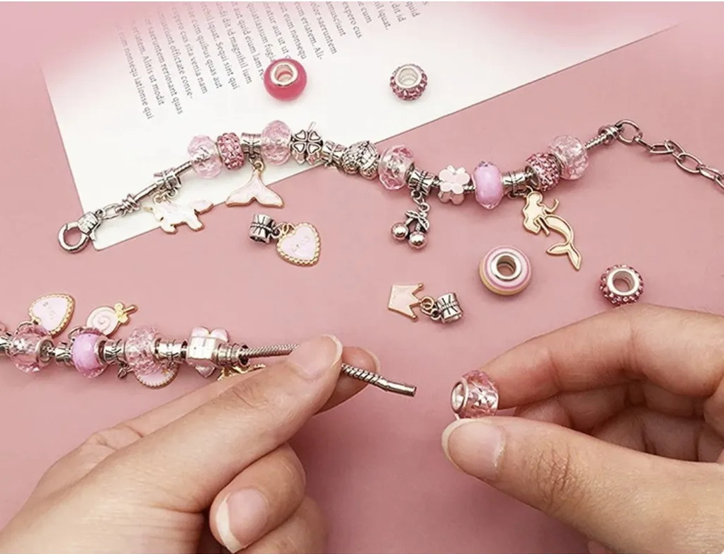 Set Creatie Bratari-Coliere Princess idealSTORE, Include 69 de Elemente, 3 Baze de Coliere, 3 Bratari, Pandative in Diferite Forme, Include o Cutie cu Fermoar pentru Depozitare, Dezvolta Abilitatile Artistice