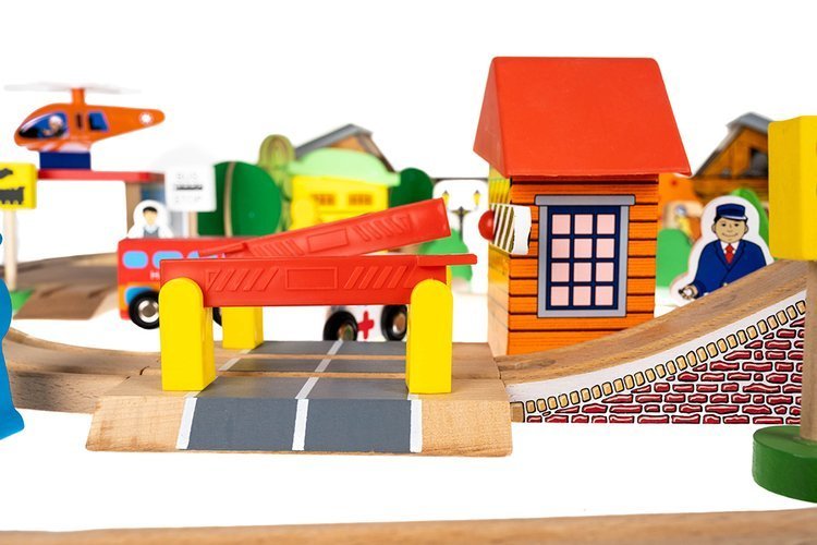 Pista Multifunctionala din Lemn Natural Exclusiv pentru Copii, Cu 89 de Elemente Incluse, Autobuz, Trenulet si Masinuta, 95cm x 67 cm