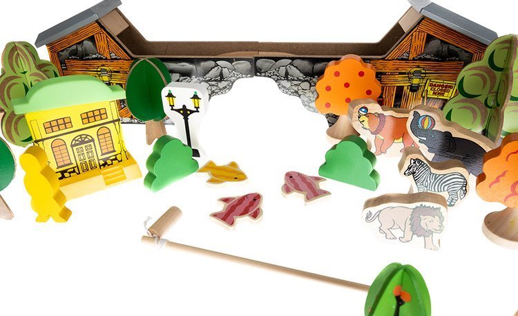 Pista Multifunctionala din Lemn Natural Exclusiv pentru Copii, Cu 89 de Elemente Incluse, Autobuz, Trenulet si Masinuta, 95cm x 67 cm