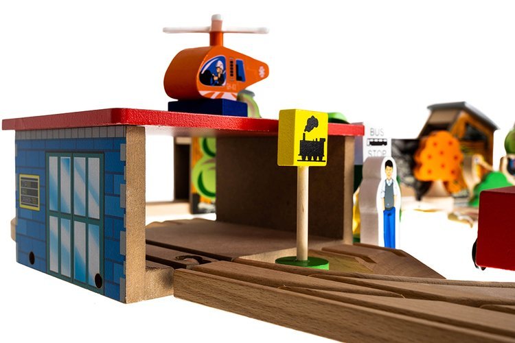 Pista Multifunctionala din Lemn Natural Exclusiv pentru Copii, Cu 89 de Elemente Incluse, Autobuz, Trenulet si Masinuta, 95cm x 67 cm