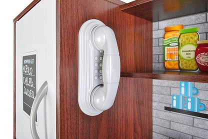 Bucatarie de lemn Kitchen Master, Echipata cu frigider, Telefon, Cuptor cu microunde, Chiuveta, Masina de spalat, Confectionata din lemn de inalta calitate, Dotata cu o lampa functionala si cu o multitudine de ustensile