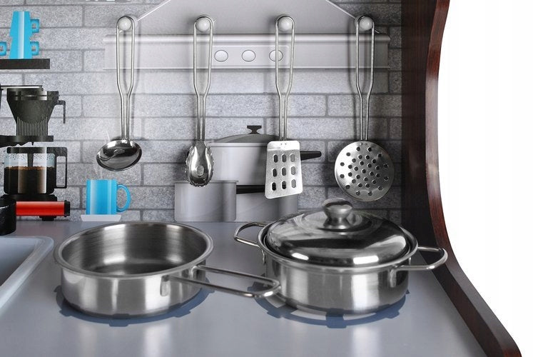 Bucatarie de lemn Kitchen Master, Echipata cu frigider, Telefon, Cuptor cu microunde, Chiuveta, Masina de spalat, Confectionata din lemn de inalta calitate, Dotata cu o lampa functionala si cu o multitudine de ustensile