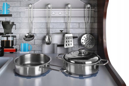 Bucatarie de lemn Kitchen Master, Echipata cu frigider, Telefon, Cuptor cu microunde, Chiuveta, Masina de spalat, Confectionata din lemn de inalta calitate, Dotata cu o lampa functionala si cu o multitudine de ustensile