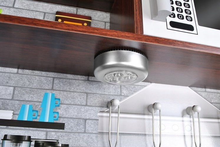 Bucatarie de lemn Kitchen Master, Echipata cu frigider, Telefon, Cuptor cu microunde, Chiuveta, Masina de spalat, Confectionata din lemn de inalta calitate, Dotata cu o lampa functionala si cu o multitudine de ustensile