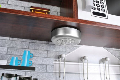 Bucatarie de lemn Kitchen Master, Echipata cu frigider, Telefon, Cuptor cu microunde, Chiuveta, Masina de spalat, Confectionata din lemn de inalta calitate, Dotata cu o lampa functionala si cu o multitudine de ustensile