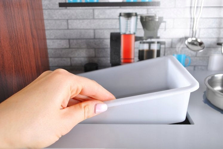 Bucatarie de lemn Kitchen Master, Echipata cu frigider, Telefon, Cuptor cu microunde, Chiuveta, Masina de spalat, Confectionata din lemn de inalta calitate, Dotata cu o lampa functionala si cu o multitudine de ustensile