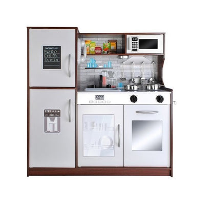 Bucatarie de lemn Kitchen Master, Echipata cu frigider, Telefon, Cuptor cu microunde, Chiuveta, Masina de spalat, Confectionata din lemn de inalta calitate, Dotata cu o lampa functionala si cu o multitudine de ustensile