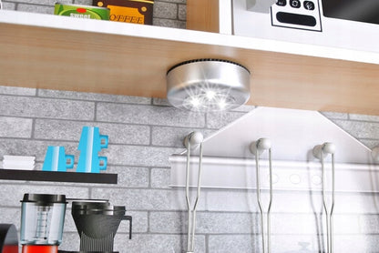 Bucatarie de lemn Five Star Chef, Echipata cu frigider, Telefon, Cuptor cu microunde, Chiuveta, Masina de spalat, Confectionata din lemn de inalta calitate, Dotata cu o lampa functionala si cu o multitudine de ustensile