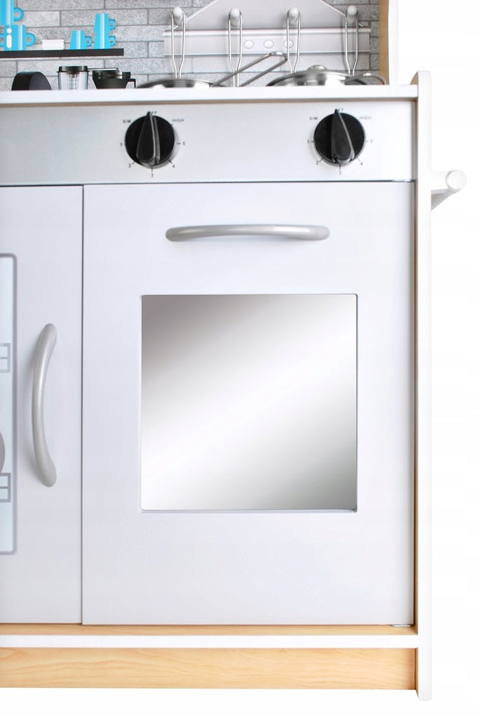 Bucatarie de lemn Five Star Chef, Echipata cu frigider, Telefon, Cuptor cu microunde, Chiuveta, Masina de spalat, Confectionata din lemn de inalta calitate, Dotata cu o lampa functionala si cu o multitudine de ustensile