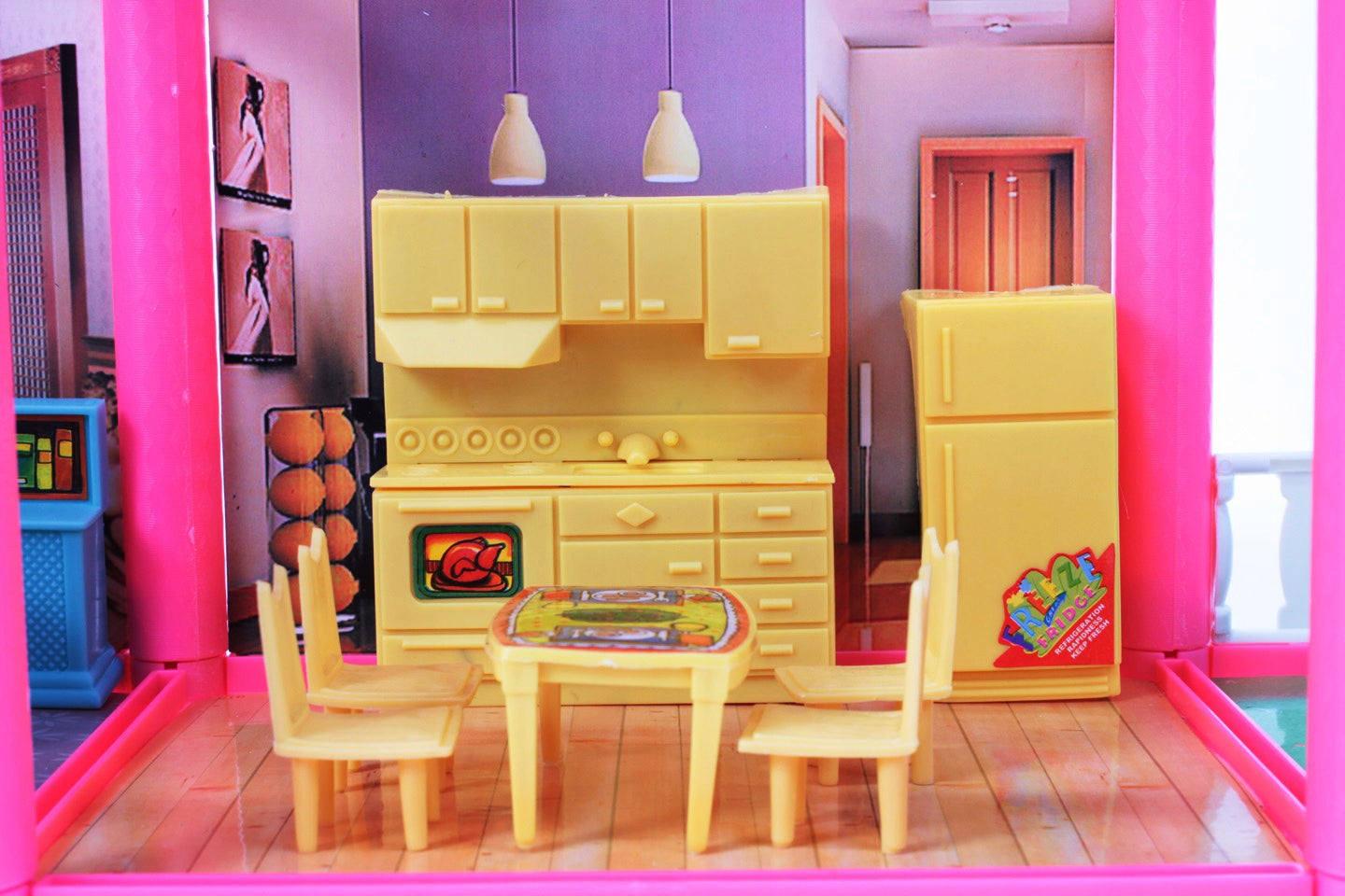 Casuta de papusi cu mobilier IDL Pink VILLA OF DREAMS cu 136 accesorii inedite, ideala pentru papusi de 36 cm inaltime, set cu 6 incaperi echipate cu accesoriile aferente, Dimensiune 69 x 36 x 16 cm, Culoare Roz