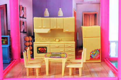 Casuta de papusi cu mobilier IDL Pink VILLA OF DREAMS cu 136 accesorii inedite, ideala pentru papusi de 36 cm inaltime, set cu 6 incaperi echipate cu accesoriile aferente, Dimensiune 69 x 36 x 16 cm, Culoare Roz