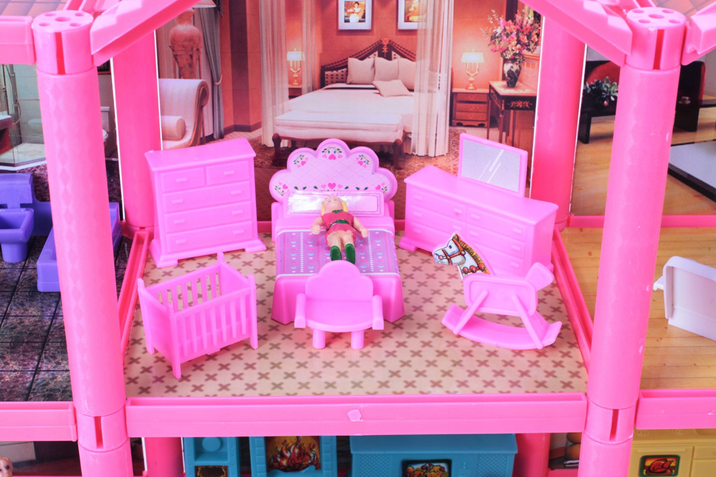 Casuta de papusi cu mobilier IDL Pink VILLA OF DREAMS cu 136 accesorii inedite, ideala pentru papusi de 36 cm inaltime, set cu 6 incaperi echipate cu accesoriile aferente, Dimensiune 69 x 36 x 16 cm, Culoare Roz